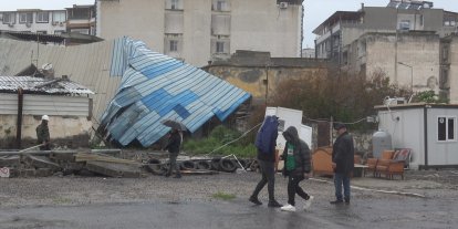 Fırtına direkleri devirdi, 2 araç zarar gördü
