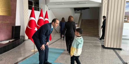 Vali Taşolar bayram geleneğini sürdürdü, çocuklara harçlık verdi
