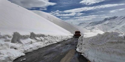 Çığ düşen yolu açma çalışmaları başlatıldı