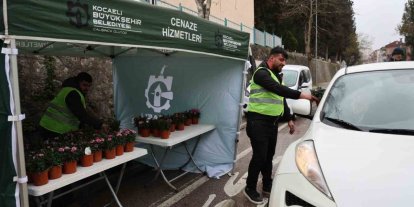 Kabir ziyaretlerinde vatandaşlara ücretsiz çiçek ve ulaşım kolaylığı