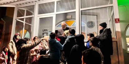 Bigadiç’ te camiye gelen- çocukların top sevinci