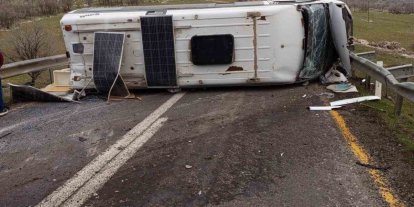 Mazıdağı-Derik karayolunda minibüs devrildi