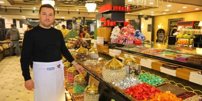 Kahramanmaraş’ta tezgahlar şeker ve çikolatalarla süslendi