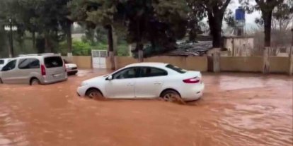 Hatay’da sağanak etkili oldu: Yollar göle döndü, otelin oto parkını su bastı