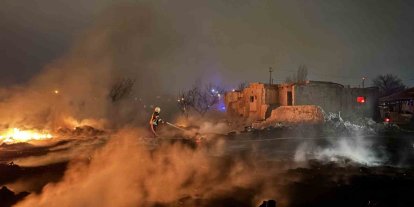 Boş arazide çıkan yangın müstakil eve sıçramadan söndürüldü