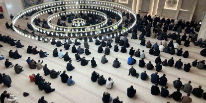 Kars’ta bayram namazında camiler doldu, taştı