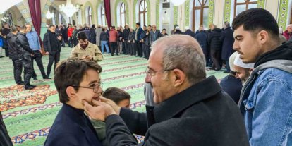 Vali Toraman, namaz sonrası vatandaşlarla bayramlaştı
