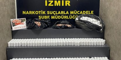 İzmir’de bir araçta 84 bin sentetik ecza ele geçirildi