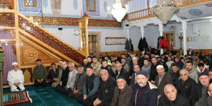 Bayram namazında camiler doldu taştı