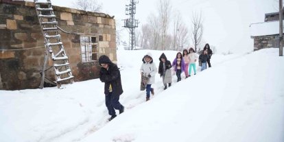 Muş’ta kar üstünde bayram sevinci