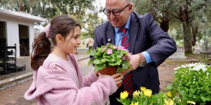 Erdemli’de kabir ziyaretine gelenlere çiçek dağıtıldı