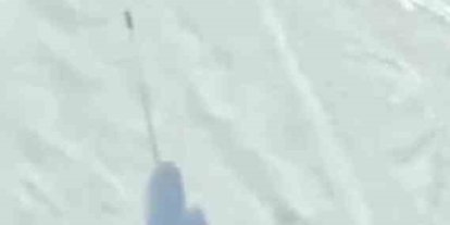 Araklı’nın karlı tepelerinde mahalle arasında snowboard keyfi