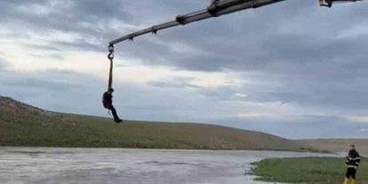 Şanlıurfa’da dere sularına kapılan traktör sürücüsü vinçle kurtarıldı