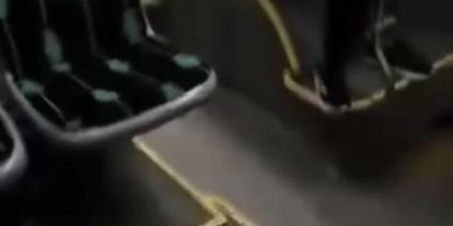 Halk otobüsündeki uygunsuz davranış kamerada