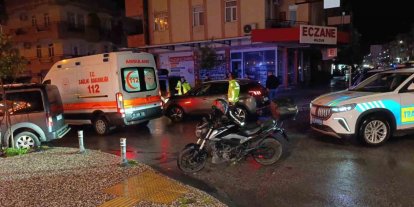 Otomobil ile motosikletin çarpışma anı kamerada: 1 yaralı