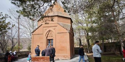 Ahlat’taki türbeye bayramda ziyaretçi akını