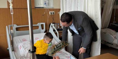 UDER’den hastanede tedavi gören çocuklara bayram ziyareti