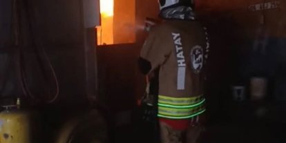 Reyhanlı’da iş yeri alevlere teslim oldu