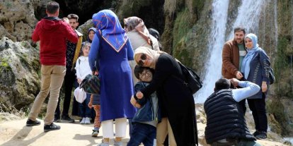 Girlevik Şelalesi’ne bayramda ziyaretçi akını