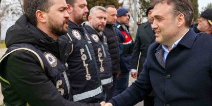 Vali Sözer denetim noktasında güvenlik güçleriyle bayramlaştı