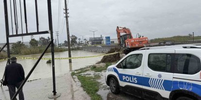 Berdan Irmağı’nda alarm, su seviyesi köprüye dayandı