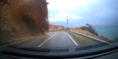 Mersin-Antalya yolundaki heyelan araç kamerasında