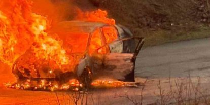 Elazığ’da yanan otomobil küle döndü