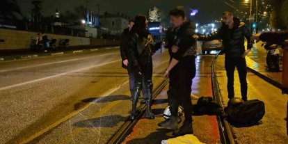 Su birikintisine giren motosikletli yere kapaklandı