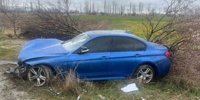 Şarampole giren otomobilde 3 kişi yaralandı