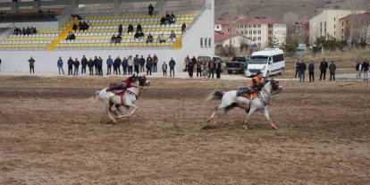 Bayburt’ta gelenek bozulmadı: Ramazan Bayramı ata sporu ciritle uğurlandı