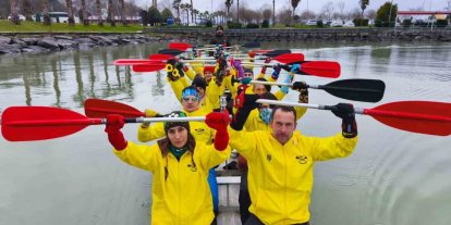 Renkli çoraplarla kürek çekip, Down sendromuna dikkat çektiler