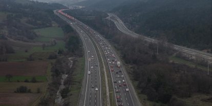 Bolu’da tatilcilerin dönüş yoğunluğu: Kilometrelerce araç kuyruğu oluştu
