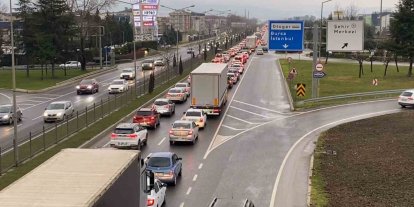 Tatilcilerin dönüş yolculuğu başladı, İnegöl’de trafik durma noktasına geldi