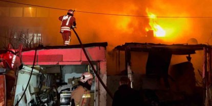 Alevlerin geceyi aydınlattığı yangında ev ve otomobil küle döndü