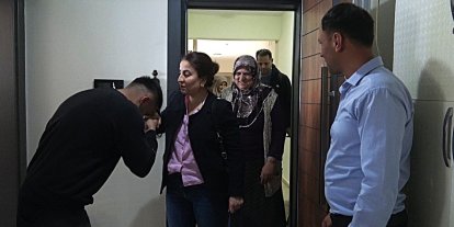 ’Evsizlik kötü’ diyen depremzede, bayramını ailesiyle TOKİ’deki yuvasında geçirdi