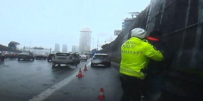 Trafikte boğanıza şeker kaçtı, polisin Heimlich manevrası ile hayata döndü