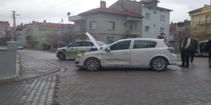 Tavşanlı’da iki otomobil çarpıştı 1 bebek 3 kişi yaralandı