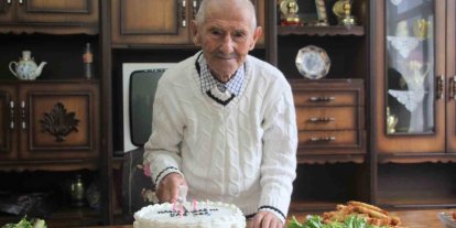 Asırlık dede, 102’nci yaşını pasta keserek karşıladı: "Sıhhatim gençlik gibi devam ediyor"
