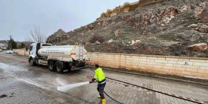 Bayburt’ta bahar temizliği kapsamında yollar ve kaldırımlar tazyikli suyla yıkanıyor