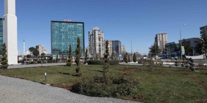 8 bin metrekarelik Dünya Kavşağı çevreci peyzajla yenilendi