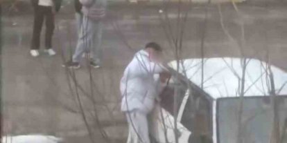 Tornavida ile otomobilin kapısını zorlayan gençler kameraya yakalandı