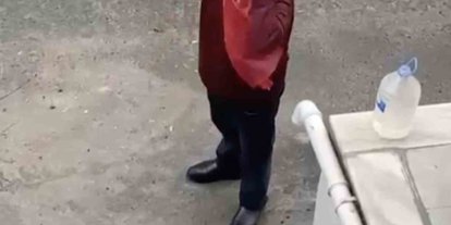 Yerde gördü, öperek yerine astı: İzleyenler duygulandı