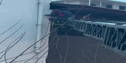 Takıldığı ipte asılı kalan güvercin kurtarıldı