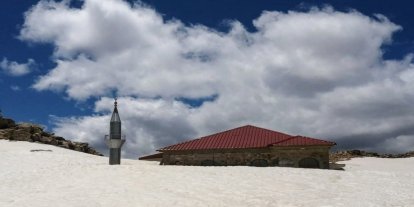 Toroslar’ın zirvesinde 741 yıllık cami kar altında kaldı