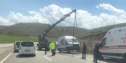 Siirt’te hasta taşıyan ambulans devrildi