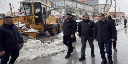 Hakkari’de karla mücadele çalışmaları aralıksız sürüyor