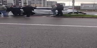 Diyarbakır’da trafik kazası: Araç refüje çarparak durabildi