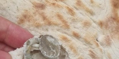 Ekmeğin içerisinden bozuk para halkası çıktı