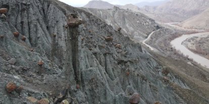 Erzincan’da peri bacalarını andıran doğal oluşumlar ilgi görüyor