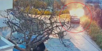 Park halindeki otomobili benzin döküp kundaklamak isterken kendini yaktı